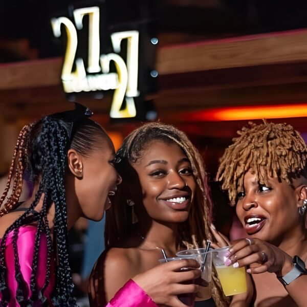 27 / 27 LOUNGE - Image 2