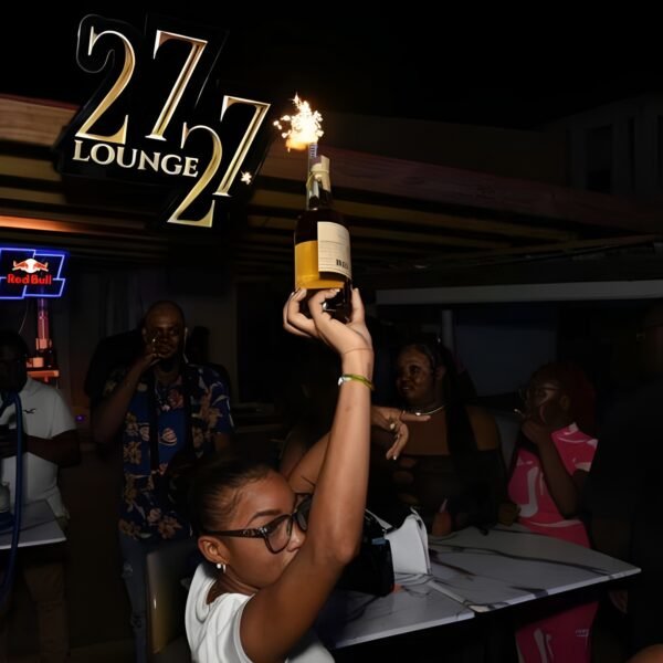 27 / 27 LOUNGE - Image 3